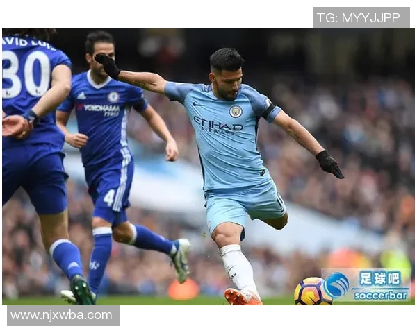 足球巨星戴墨镜潇洒亮相尽显时尚魅力与球场之外的独特风采